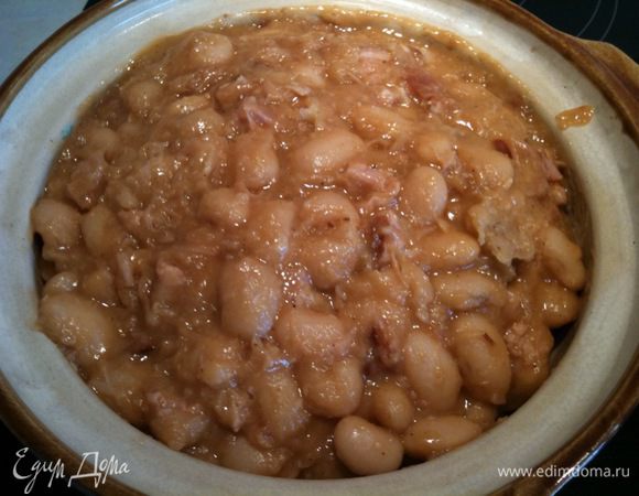 По истечение времени, фасоль переложить в огнеупорную форму...