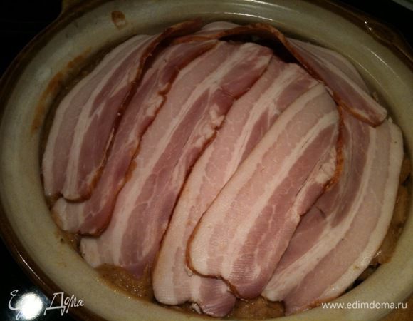 Оставшийся бекон или грудинку нарезать тонкими слайсами и накрыть фасоль...