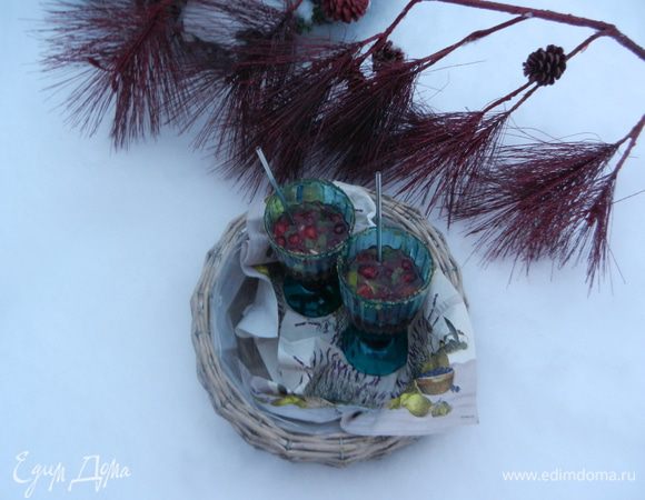 Измельчить клюкву, мяту, лайм и имбирь.


