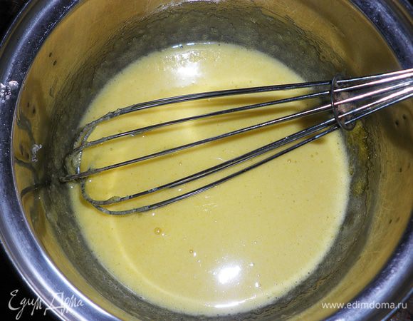 Желтки растереть с сахаром. 