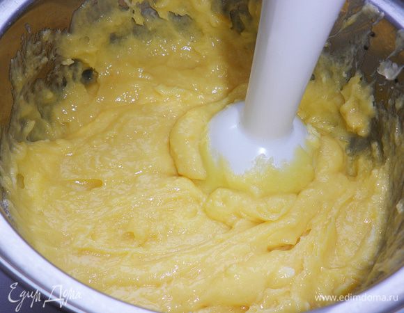 Просеять муку, добавить 1 п. ванилина и 1 п. разрыхлителя, щепотку соли
перемешать. Добавить сливочное масло комнатной t. Вымесить тесто.
В последнюю очередь добавить желтки с сахаром. Хорошо вымесить тесто.
