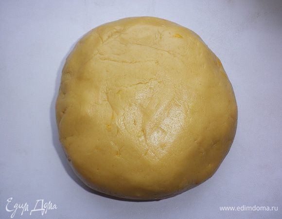 Сформировать шар. Завернуть в пищевую плёнку и на 30-40 мин. поставить в холодильник.