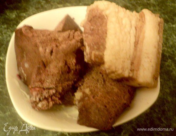 Отварить печень и почеревок вместе с морковью и сельдереем, добавив лавровый лист и соль по вкусу за 5 мин. до окончания. Печень варить 10-15 мин., почеревок - 30 мин.