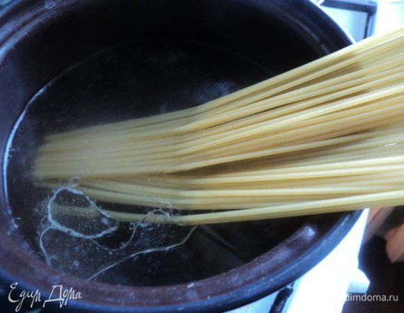 Отварить макароны в подсоленной воде. Чтобы макароны не склеивались, добавить в воду 1 ст. ложку растительного масла. Готовые макароны слить и охладить.