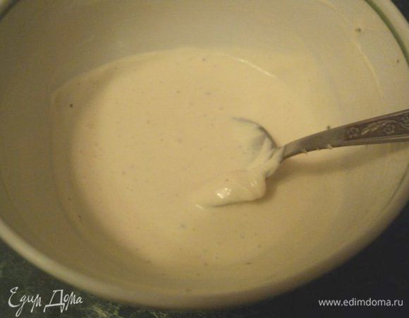 Желатин залить 25 мл воды, дать набухнуть и распустить на небольшом огне, не доводя до кипения. Смешать сметану и горчицу, посолить и поперчить по вкусу и добавить тонкой струйкой желатин. Хорошо взбить и охладить до начала желирования.