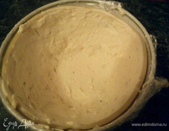 Смазать слой макарон тонким слоем сметанного суфле, поставить в морозильник на несколько минут для застывания и затем распределить равномерно по стенкам оставшееся суфле. Поставить в холодильник для застывания.