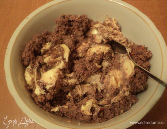 Лук мелко порезать и пассеровать на растительном масле до прозрачности.Отваренные печень, почеревок, морковь, сельдерей порезать кусочками и измельчить в блендере, добавив пассерованный лук. Затем добавить 130 г размягченного масла и хорошо перемешать.