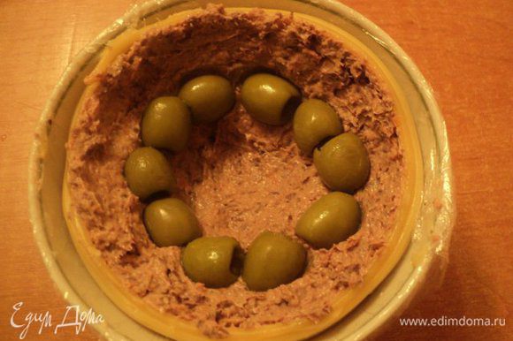 Паштет распределить равномерным слоем на застывшее сметанное суфле, по кругу выложить оливки.