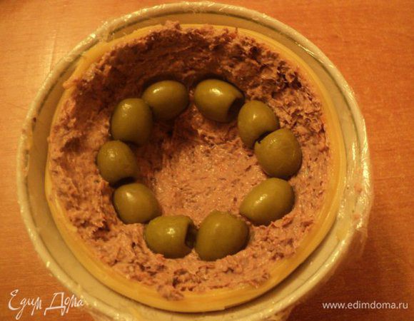 Паштет распределить равномерным слоем на застывшее сметанное суфле, по кругу выложить оливки.