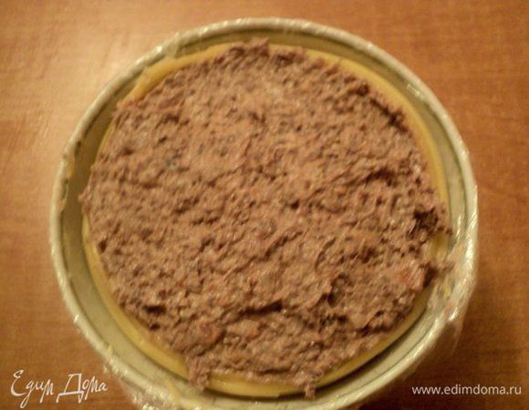 Заполнить салатник оставшимся паштетом, хорошо уплотнить. Накрыть сверху пищевой пленкой и поставить в холодильник застывать.