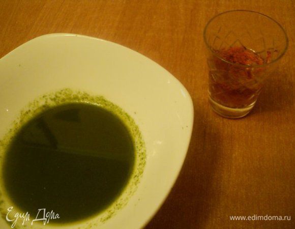 Для украшения паштете приготовить картофельное пюре, которое можно окрасить пищевыми красителями, но применила натуральные. Для оранжевого цвета зала щепотку шафрана 20 мл алкоголя. Для зеленого цвета шпинат порезала  и припустила в течении 5 мин., добавив немного воды и 1 чайную ложку лимонного сока. Готовое шпинатное пюре пробить блендером и протереть через сито.