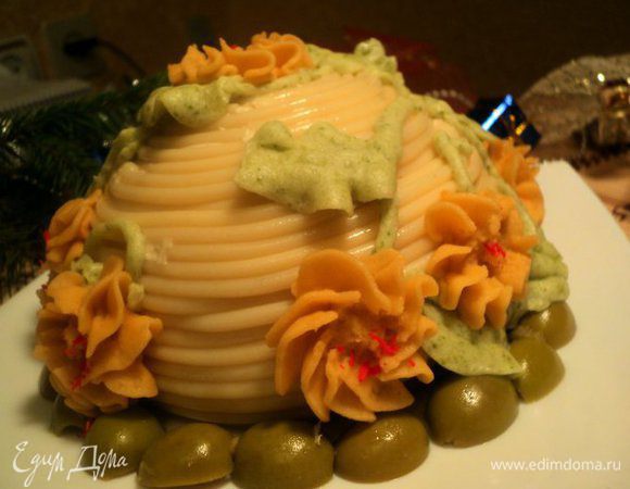 Застывший паштет перевернуть на блюдо, украсить при помощи кулинарного шприца  по своему желанию.