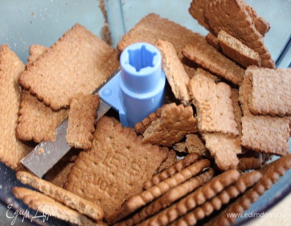 Нагреваем духовку до 160 С
Растолочь печенье (любое песочное). Смешать с маслом.
Форму выстелить бумагой со стороной примерно 20 на 30 см, смазать маслом.