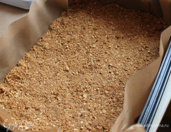 Выложить слой печенья, слегка утрамбовать. Сверху тертый шоколад. Затем молотые орехи, цукаты...