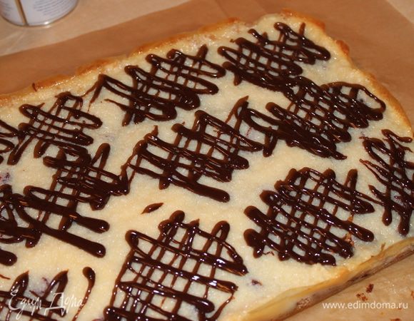 Достаем из духовки и даем остыть в форме..и ставим в холодильник в форме  на ночь. Утром извлекаем из формы, бумага легко отстает. Украшаем растопленым шоколадом. режем на квадтратики и ...наслаждаемся!!!!!