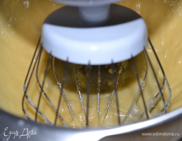 Взбить сливочное масло с сахаром до кремообразного состояния.