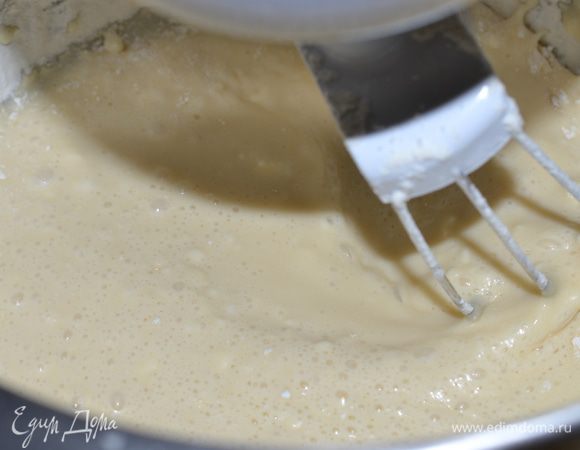 Муку  смешать с разрыхлителем, просеять и, помешивая, добавить к смеси молока и яиц. Так постепенно добавляем всю муку. Нам нужно добиться того, чтобы тесто стало мягким и эластичным, но не липким. Ориентируемся на месте (муки может потребоваться чуть больше). 