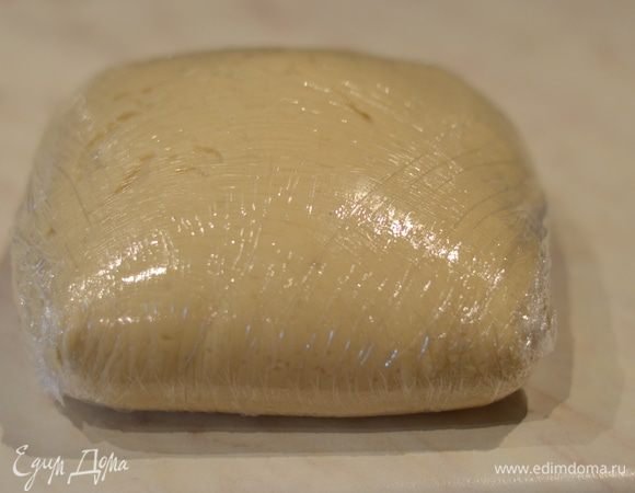 Затем заворачиваем тесто в пленку и даем постоять в тепле минут 30.