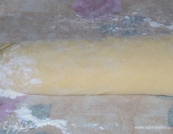 Раскатываем тесто в "багет".