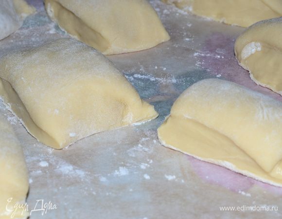 Делим тесто на 9-11 равных частей.  Каждую часть нужно очень очень тонко раскатать-ЭТО ВАЖНО!, чем тоньше,тем нежнее торт получится, тесто податливое и очень хорошо раскатывается,накрыть тарелкой , или дном от формы ( у меня 21 см),вырезать круг  и наколоть вилкой.  Выпекать при температуре 170-180 С. Пекутся коржи очень быстро, времени хватает только на то, чтобы раскатать следующий корж, главное, не перепечь, как только начнут румяниться, доставайте. 