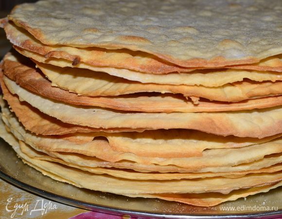 После выпечки всех коржей (не страшно, если у вас их получится чуть больше или меньше) обрезки нужно покрошить и подрумянить в духовке.