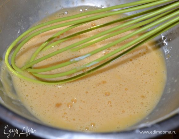 Яйца и крахмал взбиваем. Важно, чтобы не было комочков!