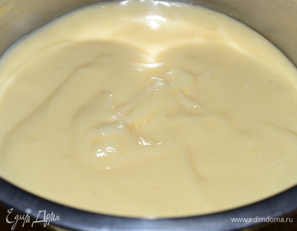 Чуть подогреваем молоко, добавим немного теплого молока в яично-крахмальную смесь. перемешаем и  осторожно вводим в молоко. Ставим на маленький огонь, варим около 5-7 минут, непрерывно помешивая, до загустения. Если не уверены, то можно поставить миску со смесью на емкость с горячей водой. Важно, чтобы смесь загустела.