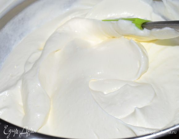 Взбиваем сливки до устойчивых пиков. "Жестких" пиков добиваться необязательно, но сливки должны быть хорошо взбиты. Затем аккуратно, с помощью лопатки, вводим взбитые сливки в полностью остывшую молочную массу. Вводить следует в 2-3 захода, двигая лопаткой снизу вверх, зачерпывающими движениями.