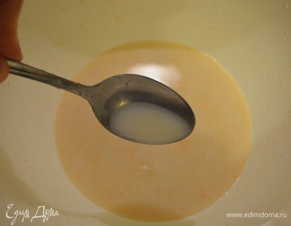 в теплом молоке развести дрожжи с сахаром и дать им постоять 10 минут. Они должны "заработать", зашипеть и немного вспениться