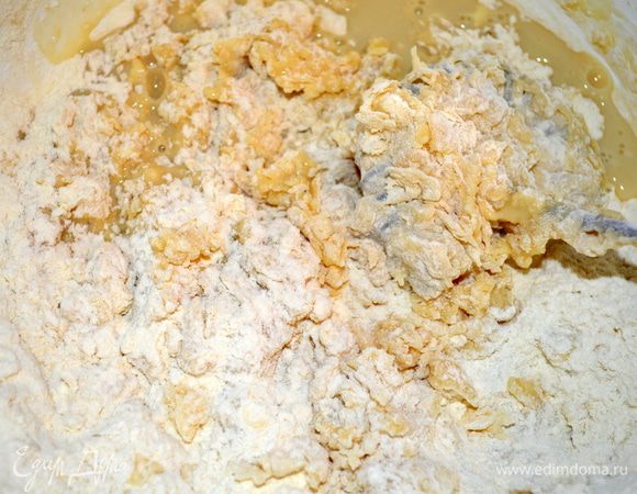 просеиваем муку с солью и размешиваем