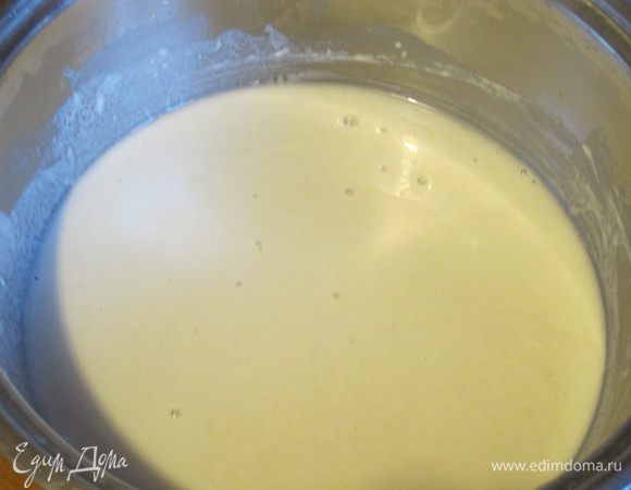  В кастрюле растворить муку в небольшом количестве холодной воды.