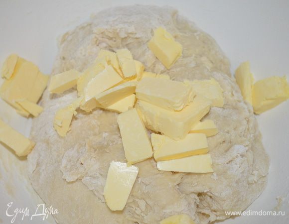 добавляем сливочное масло (холодное) нарезанное на кусочки