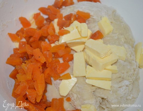 ...и курагу, также мелко нарезанную 