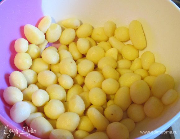  Долить воду, посолить и, постоянно помешивая, довести до кипения.Бланшировать картофель несколько минут, откинуть на дуршлаг.