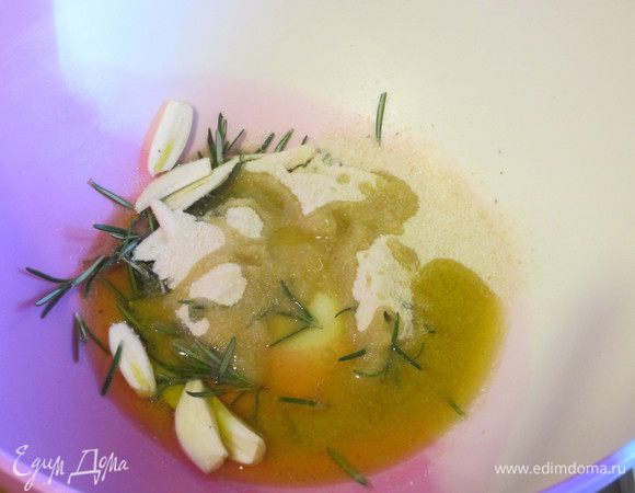 В глубокой миске соединить панировочные сухари, перец, соль, розмарин, мелко нарезанный чеснок. Влить оливковое масло и хорошо перемешать.