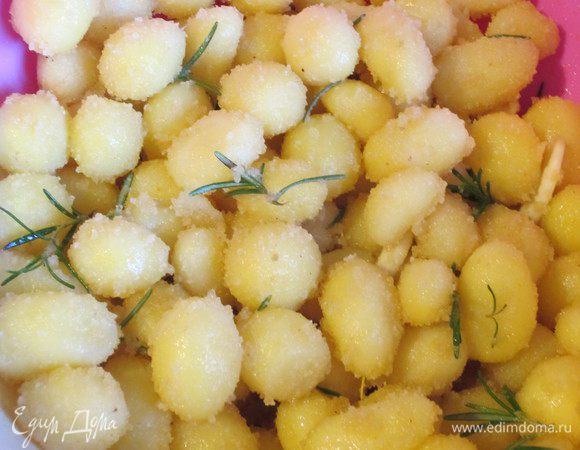 Добавить картофель и еще раз тщательно перемешать.