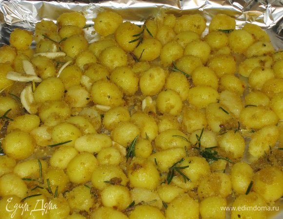 Выложить картофель на противень с фольгой или бумагой для выпечки. Запекать в разогретой до 200°С духовке 35-40 минут.