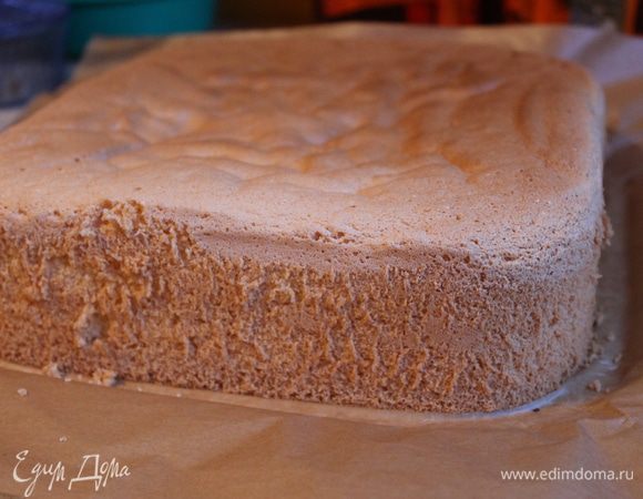 Бисквит: взбиваем по отдельности белки и желтки. Белки до пиков взбиваем 10 минут, желтки растираем с сахаром до бела, смешиваем вместе, осторожно. муку , крахмал просеиваем , осторожно вводим в массу, путем складывания размешиваем все.  Я добавила еще ч.л. разрыхлителя для рыхлости бисквита. выливаем в форму , у меня  квадратная. выпекаем в разогретой до 170 гр. духовке 45 минут примерно. 