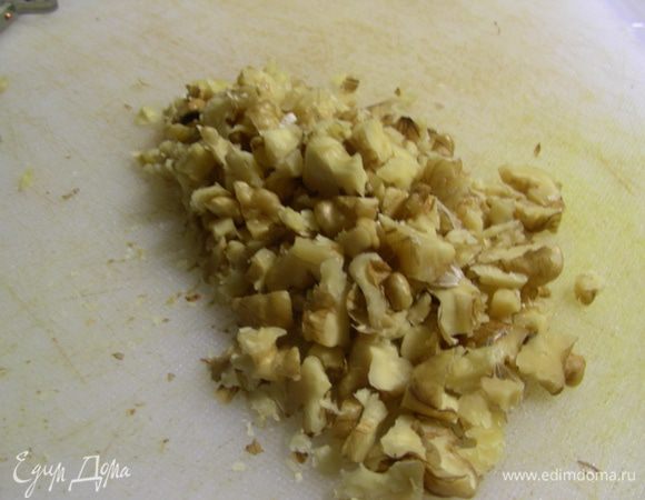 Грецкие орехи рубим ножом.
