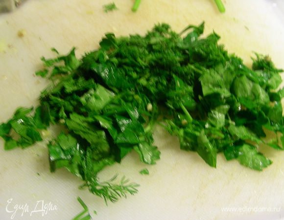 Укроп и петрушку мелко режем.

