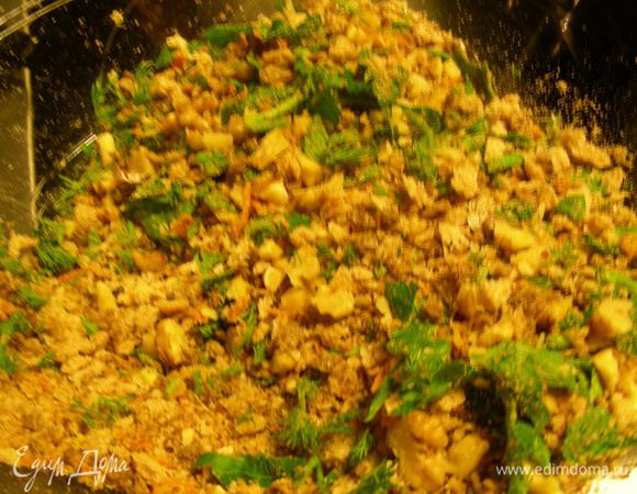 К хлебным крошкам добавляем орехи и зелень. Все перемешиваем. Добавляем цедру апельсина и мускатный орех.
