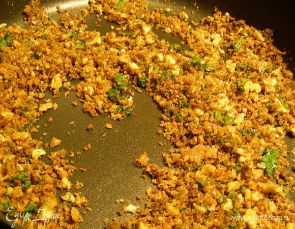 В сковороде растапливаем сливочное масло. Выкладываем ореховую смесь и обжариваем ее, помешивая, пока масло не впитается, а крошки не приобретут золотистый цвет (минут 7-10). Снимаем с огня и даем немного остыть.

