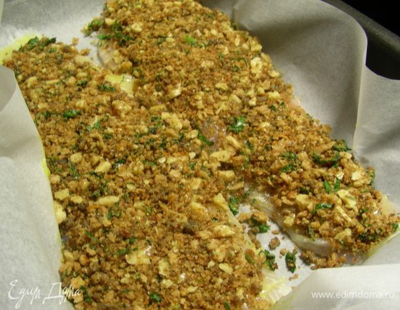 Рыбу выкладываем в форму для запекания, смазанную маслом. Я использую бумагу для выпечки. Натираем солью и свежемолотым перцем, по вкусу. Смазываем слегка взбитым желтком и покрываем ореховыми крошками. Запекаем в духовке 200 гр минут 20. 

