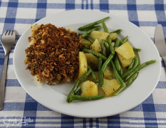Подаем сразу же с гарниром по вкусу. У меня был запеченный с травами картофель, к которому я ближе к концу добавила бланшированную зеленую фасоль. Сюда хорошо подойдет какой-нибудь белый соус, типа Бешамель. Приятного аппетита))