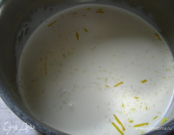 С одного лимона снимаем цедру (при помощи мелкой терки). Из всех лимонов выжимаем сок. Сливки выливаем в сотейник, добавляем цедру и доводим до кипения. Снимаем с огня.