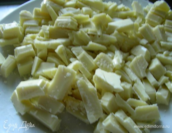 Шоколад рубим ножом. Выкладываем его в сотейник с горячими сливками. Даем ему подтаять, затем все потихонечку помешиваем деревянной ложечкой до растворения шоколада. 
