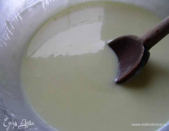 Добавляем лимонный сок. Получается однородная масса, довольно жидкая. Поэтому я добавила немного желатина на всякий случай, хотя в оригинале его нет. Добавила его так: предварительно замоченный желатин прогрела с лимонным соком, не доводя до кипения. 
