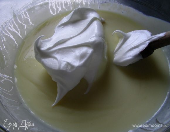 Охлажденные белки взбиваем до крепких пиков, ближе к концу добавляем сахарную пудру.По частям осторожно вводим белки в сливочно-шоколадную массу и аккуратно перемешиваем.
