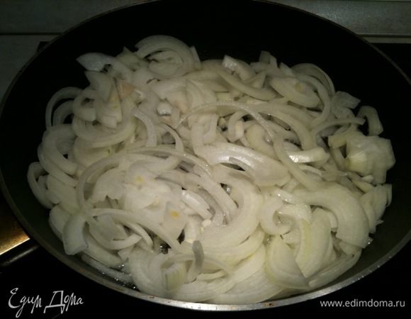 Лук нарезать полукольцами и обжарить на растительном масле до прозрачности...