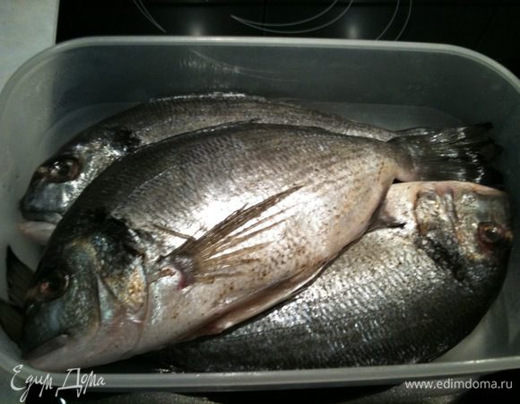 Рыбу выпотрошить и промыть, обсушить. Посолить и поперчить по вкусу. Рекомендую не добавлять к рыбе никаких дополнительных специй...